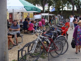 Jsme na Třeboňsku, a proto mnoho návštěvníků přijelo na slavnosti na kole.
