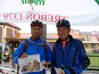 Účastníci nedělní cyklistické vyjžďky k rybníku Rožmberk.