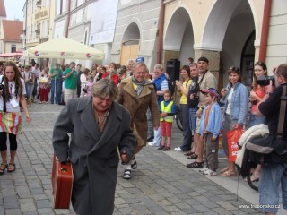 V sobotu 29. června 2013 jste zváni na Běh Járy Cimrmana v zimníku a s kufrem dle společenských pravidel Jiřího Gutha-Jarkovského. Soutěž přivezl na festival OT Ladislav Smoljak; výtěžek jde nadaci Slunce.