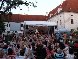 Termín multižánrového hudebního festivalu Okolo Třeboně 2013 je 28. – 30. června. Velké koncertní maratony nás čekají v pátek a sobotu opět na nádvoří Zámku Třeboň.