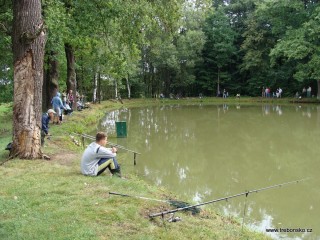 Rybník Hrádeček o rybářských závodech 2012.