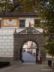 Brána z nádvoří Zámku Třeboň na Masarykovo náměstí