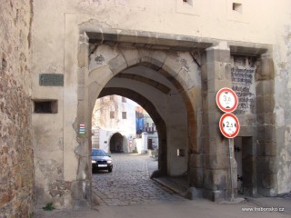 Novohradská brána, v pozadí Svinenská brána