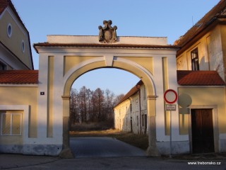 Vstupní brána do areálu tzv. Nového dvora