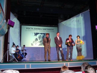 Cenu za celoživotní dílo pro Zděňka Smetanu převzala od ředitele festivalu Tomáše Rycheckého režisérova dcera.