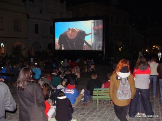Masarykovo náměstí sleduje film Já, padouch 2. Překvapením byla pak projekce Lego příběhu.