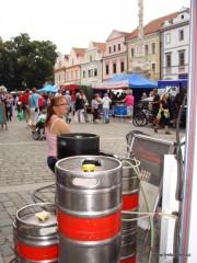 K dobrému jídlu patří i dobré pití. O slavnostech se pilo víno ze Znovínu Znojmo a třeboňské pivo Regent.