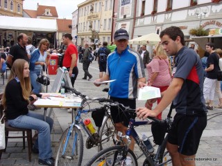 K nedělnímu programu patří i pravidelná cyklistická vyjížďka po rybnících Třeboňska. Start na náměstí.