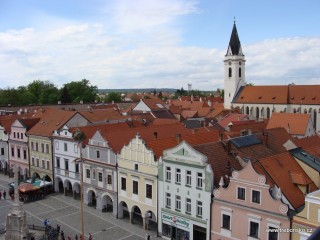 Mnozí návštěvníci Anifilmu vyšli na vyhlídkovou věž staré radnice aby koukli na Třeboň a okolí hezky zvýšky. V dáli vidíme Novohradské hory.