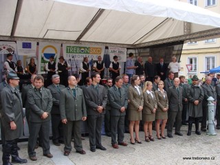 Slavnosti rybářského řemesla tradičně zahajuje slavnostní nástup rybářů v uniformách. Následují trubači, úvodní proslovy