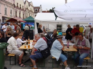 K rybám a dobré náladě zase paří víno (Znovín Znojmo) i pivo (Bohemia Regent)