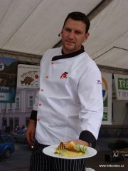 

Ke slavnostem patří ochutnávky; Petr Šíma na snímku nabízí grilované filety ze pstruha. Dobrou chuť!
 