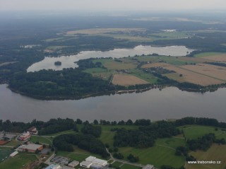 Svět, věž Schwarzenberské hrobky, Opatovický rybník, Branná